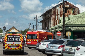 VEHICULE DE LIAISON SANTE ET VSAV EN INTERVENTION, CAYENNE, GUYANE FRANCAISE, DEPARTEMENT-REGION D'OUTRE-MER, AMERIQUE DU SUD, FRANCE 