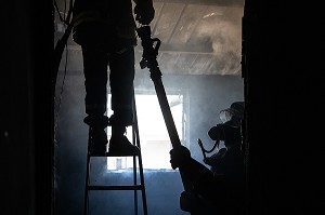 SAPEURS-POMPIERS EN INTERVENTION POUR UN FEU DE MAISON EN CENTRE VILLE, CAYENNE, GUYANE FRANCAISE, DEPARTEMENT-REGION D'OUTRE-MER, AMERIQUE DU SUD, FRANCE 