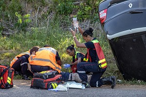 SAPEURS-POMPIERS AVEC LES INFIRMIERS DU SSSM SUR UN ACCIDENT DE VOITURE SUR LA VOIE PUBLIQUE, CAYENNE, GUYANE FRANCAISE, DEPARTEMENT-REGION D'OUTRE-MER, AMERIQUE DU SUD, FRANCE 