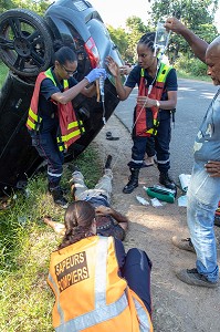 SAPEURS-POMPIERS AVEC LES INFIRMIERS DU SSSM SUR UN ACCIDENT DE VOITURE SUR LA VOIE PUBLIQUE, CAYENNE, GUYANE FRANCAISE, DEPARTEMENT-REGION D'OUTRE-MER, AMERIQUE DU SUD, FRANCE 