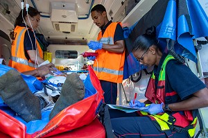 SAPEURS-POMPIERS AVEC LES INFIRMIERS DU SSSM SUR UN ACCIDENT DE VOITURE SUR LA VOIE PUBLIQUE, CAYENNE, GUYANE FRANCAISE, DEPARTEMENT-REGION D'OUTRE-MER, AMERIQUE DU SUD, FRANCE 