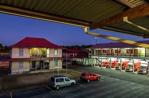 CENTRE DE SECOURS DE KOUROU A LA TOMBEE DE LA NUIT, GUYANE FRANCAISE, DEPARTEMENT-REGION D'OUTRE-MER, AMERIQUE DU SUD, FRANCE 