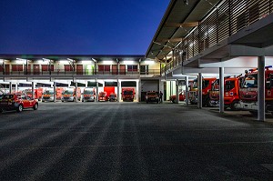 CENTRE DE SECOURS DE KOUROU A LA TOMBEE DE LA NUIT, GUYANE FRANCAISE, DEPARTEMENT-REGION D'OUTRE-MER, AMERIQUE DU SUD, FRANCE 