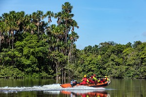 SECOURS AQUATIQUE AVEC L'EQUIPE SPECIALISEE SAV DU CENTRE DE SECOURS DE REMIRE-MONTJOLY, RIVIERE LA COMTE AU MILIEU DE LA FORET AMAZONIENNE, GUYANE FRANCAISE, DEPARTEMENT-REGION D'OUTRE-MER, AMERIQUE DU SUD, FRANCE 