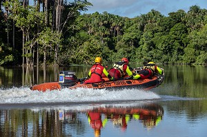 SECOURS AQUATIQUE AVEC L'EQUIPE SPECIALISEE SAV DU CENTRE DE SECOURS DE REMIRE-MONTJOLY, RIVIERE LA COMTE, GUYANE FRANCAISE, DEPARTEMENT-REGION D'OUTRE-MER, AMERIQUE DU SUD, FRANCE 