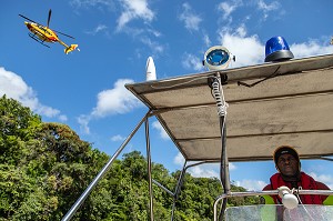 SECOURS AQUATIQUE AVEC L'EQUIPE SPECIALISEE SAV DU CENTRE DE SECOURS DE REMIRE-MONTJOLY ET HELICOPTERE DE LA SECURITE CIVILE, RIVIERE LA COMTE, GUYANE FRANCAISE, DEPARTEMENT-REGION D'OUTRE-MER, AMERIQUE DU SUD, FRANCE 