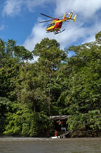 SECOURS AQUATIQUE AVEC L'EQUIPE SPECIALISEE SAV DU CENTRE DE SECOURS DE REMIRE-MONTJOLY ET HELICOPTERE DE LA SECURITE CIVILE, RIVIERE LA COMTE, GUYANE FRANCAISE, DEPARTEMENT-REGION D'OUTRE-MER, AMERIQUE DU SUD, FRANCE 