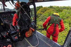 MECANICIEN POUR LE TREUILLAGE, HELICOPTERE EC145 DE LA SECURITE CIVILE AU-DESSUS DE LA FORET AMAZONIENNE, RIVIERE LA COMTE, GUYANE FRANCAISE, DEPARTEMENT-REGION D'OUTRE-MER, AMERIQUE DU SUD, FRANCE 