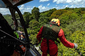 MECANICIEN POUR LE TREUILLAGE, HELICOPTERE EC145 DE LA SECURITE CIVILE AU-DESSUS DE LA FORET AMAZONIENNE, RIVIERE LA COMTE, GUYANE FRANCAISE, DEPARTEMENT-REGION D'OUTRE-MER, AMERIQUE DU SUD, FRANCE 