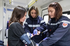 INTERVENTION EN VSAV AVEC UN EQUIPAGE ENTIEREMENT FEMININ, CENTRE D'INCENDIE ET DE SECOURS DE BRETEUIL-SUR-ITON (27), FRANCE 