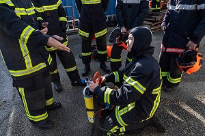 FORMATION DES SAPEURS-POMPIERS AU PORT DE L'ARI, APPAREIL RESPIRATOIRE ISOLANT, ECOLE DEPARTEMENTALE DES SAPEURS-POMPIERS DE L'ORNE, ALENCON (61), FRANCE 