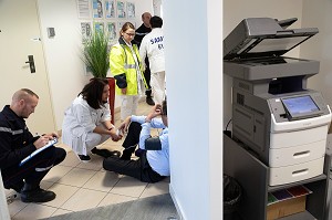 INTERVENTION DES SAPEURS-POMPIERS ET DU SAMU POUR LE MALAISE D'UN EMPLOYE SUR SON LIEU DE TRAVAIL, ALENCON (61), FRANCE