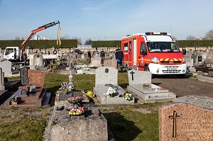 SECOURS AVEC LES SAPEURS-POMPIERS POUR UN EMPLOYE DE LA VILLE BLESSE DANS UN CIMETIERE, ALENCON (61), FRANCE