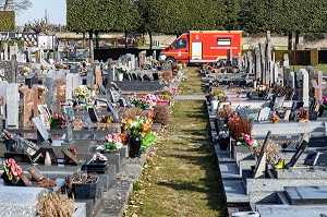 SECOURS AVEC LES SAPEURS-POMPIERS POUR UN EMPLOYE DE LA VILLE BLESSE DANS UN CIMETIERE, ALENCON (61), FRANCE