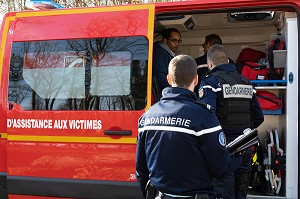 GENDARMES SUR LES LIEUX POUR L'ENQUETE ET LE CONTROLE ALCOOTEST SECOURS AVEC LES SAPEURS-POMPIERS ET LE SAMU POUR UN JEUNE BUCHERON QUI A RECU UN ARBRE SUR LA TETE DANS LA FORET, ALENCON (61), FRANCE
