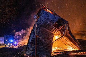 INTERVENTION DES SAPEURS-POMPIERS POUR LE FEU DU GYMNASE DU COMPLEXE SPORTIF ANDRE JIDOUARD, ARGENTAN (61), FRANCE 