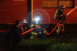 TOURNAGE PENDANT UNE INTERVENTION DES SAPEURS-POMPIERS POUR LE FEU DU GYMNASE DU COMPLEXE SPORTIF ANDRE JIDOUARD, ARGENTAN (61), FRANCE 