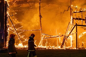 INTERVENTION DES SAPEURS-POMPIERS POUR LE FEU DU GYMNASE DU COMPLEXE SPORTIF ANDRE JIDOUARD, ARGENTAN (61), FRANCE 