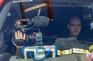, IMMERSION AVEC LES SAPEURS-POMPIERS POUR LE TOURNAGE D'UN DOCUMENTAIRE TELEVISUEL, ENQUETE D'ACTION POUR W9 SUR LES SECOURS DE LA VILLE D'ALENCON (61), FRANCE 