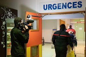 IMMERSION AUX URGENCES AVEC LES SAPEURS-POMPIERS POUR LE TOURNAGE D'UN DOCUMENTAIRE TELEVISUEL, ENQUETE D'ACTION POUR W9 SUR LES SECOURS DE LA VILLE D'ALENCON (61), FRANCE 