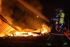 INTERVENTION DES SAPEURS-POMPIERS POUR LE FEU DU GYMNASE DU COMPLEXE SPORTIF ANDRE JIDOUARD, ARGENTAN (61), FRANCE 