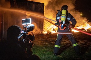 TOURNAGE PENDANT UNE INTERVENTION DES SAPEURS-POMPIERS POUR LE FEU DU GYMNASE DU COMPLEXE SPORTIF ANDRE JIDOUARD, ARGENTAN (61), FRANCE 