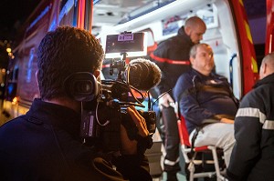 IMMERSION AVEC LES SAPEURS-POMPIERS PENDANT LE TOURNAGE D'UN DOCUMENTAIRE TELEVISUEL, ENQUETE D'ACTION POUR W9 SUR LES SECOURS DE LA VILLE D'ALENCON (61), FRANCE 