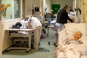 SURCHARGE ET BONDE, LES PATIENTS ATTENDENT DANS LES COULOIRS, SERVICE DES URGENCES DU CENTRE HOSPITALIER INTERCOMMUNAL D'ALENCON-MAMERS, ALENCON (61), FRANCE 