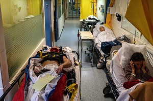 SURCHARGE ET BONDE, LES PATIENTS ATTENDENT DANS LES COULOIRS, SERVICE DES URGENCES DU CENTRE HOSPITALIER INTERCOMMUNAL D'ALENCON-MAMERS, ALENCON (61), FRANCE 