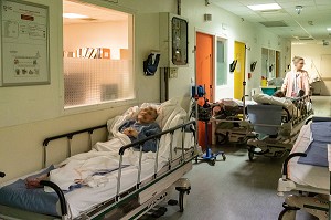 SURCHARGE ET BONDE, LES PATIENTS ATTENDENT DANS LES COULOIRS, SERVICE DES URGENCES DU CENTRE HOSPITALIER INTERCOMMUNAL D'ALENCON-MAMERS, ALENCON (61), FRANCE 