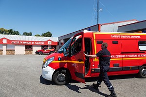 DEPART EN INTERVENTION, CASERNE DES SAPEURS-POMPIERS DU CENTRE D'INTERVENTION ET DE SECOURS DE PLUVIGNER, MORBIHAN, FRANCE 