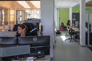 OPERATRICE TELEPHONIQUE AU STANDARD DE REGULATION DES APPELS D'URGENCE DU 18 ET DU 112, SALLE DU CENTRE DE TRAITEMENT DE L'ALERTE DE VANNES, MORBIHAN, FRANCE 