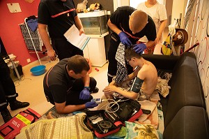 ENFANT BLESSE A LA TETE A DOMICILE, SAPEURS-POMPIERS DU CENTRE D'INTERVENTION ET DE SECOURS DE ROANNE, LOIRE, FRANCE 