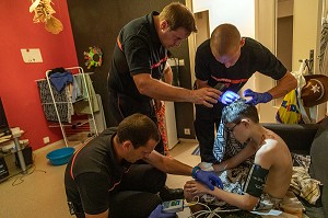 ENFANT BLESSE A LA TETE A DOMICILE, SAPEURS-POMPIERS DU CENTRE D'INTERVENTION ET DE SECOURS DE ROANNE, LOIRE, FRANCE 