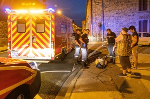 PERSONNE IVRE ALLONGEE SUR LE TROTTOIR, SAPEURS-POMPIERS DU CENTRE D'INTERVENTION ET DE SECOURS DE ROANNE, LOIRE, FRANCE 