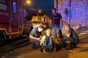 PERSONNE IVRE SUR LE TROTTOIR, SAPEURS-POMPIERS DU CENTRE D'INTERVENTION ET DE SECOURS DE ROANNE, LOIRE, FRANCE 