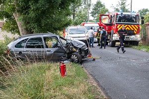 ACCIDENT DE LA ROUTE, SAPEURS-POMPIERS DU CENTRE D'INTERVENTION ET DE SECOURS DE ROANNE, LOIRE, FRANCE 