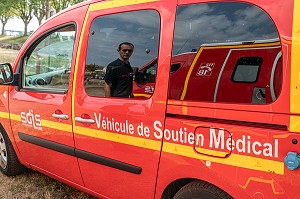 VEHICULE DE SOUTIEN MEDICAL DE L'INFIRMIER POUR LES INTERVENTIONS DE PREMIERE URGENCE, SAPEURS-POMPIERS DU CENTRE D'INTERVENTION ET DE SECOURS DE ROANNE, LOIRE, FRANCE 