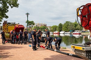 MANOEUVRE D'ALIMENTATION EN EAU PAR ASPIRATION SUR LE PORT FLUVIAL, SAPEURS-POMPIERS DU CENTRE D'INTERVENTION ET DE SECOURS DE ROANNE, LOIRE, FRANCE 