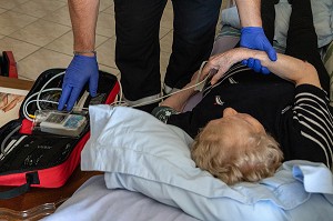 PRISE EN CHARGE D'UNE VIEILLE DAME A DOMICILE, SAPEURS-POMPIERS DU CENTRE D'INTERVENTION ET DE SECOURS DE ROANNE, LOIRE, FRANCE 