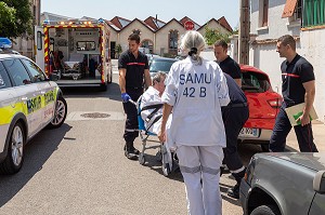 HOMME PRIS DE DOULEURS ABDOMINALES, PRISE EN CHARGE PAR LE SAMU ET LES SAPEURS-POMPIERS DU CENTRE D'INTERVENTION ET DE SECOURS DE ROANNE, LOIRE, FRANCE 
