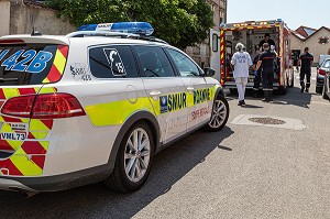 HOMME PRIS DE DOULEURS ABDOMINALES, PRISE EN CHARGE PAR LE SAMU ET LES SAPEURS-POMPIERS DU CENTRE D'INTERVENTION ET DE SECOURS DE ROANNE, LOIRE, FRANCE 