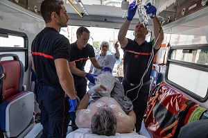 HOMME PRIS DE DOULEURS ABDOMINALES, PRISE EN CHARGE PAR LE SAMU ET LES SAPEURS-POMPIERS DU CENTRE D'INTERVENTION ET DE SECOURS DE ROANNE, LOIRE, FRANCE 