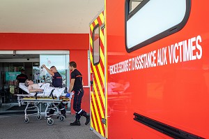 TRANSPORT AUX URGENCES D'UN HOMME PRIS DE DOULEURS ABDOMINALES, PRISE EN CHARGE PAR LES SAPEURS-POMPIERS DU CENTRE D'INTERVENTION ET DE SECOURS DE ROANNE, LOIRE, FRANCE 