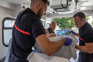 PRISE EN CHARGE D'UNE PERSONNE DROGUEE ET ALCOOLISEE, SAPEURS-POMPIERS DU CENTRE D'INTERVENTION ET DE SECOURS DE ROANNE, LOIRE, FRANCE 