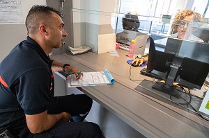 ATTENTE D'AFFECTATION DE LA VICTIME A L'ACCUEIL DES URGENCES DE L'HOPITAL, SAPEURS-POMPIERS DU CENTRE D'INTERVENTION ET DE SECOURS DE ROANNE, LOIRE, FRANCE 
