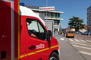 AMBULANCE DEVANT LE SERVICE DES URGENCES DE L'HOPITAL, SAPEURS-POMPIERS DU CENTRE D'INTERVENTION ET DE SECOURS DE ROANNE, LOIRE, FRANCE 
