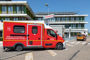 AMBULANCE DEVANT LE SERVICE DES URGENCES DE L'HOPITAL, SAPEURS-POMPIERS DU CENTRE D'INTERVENTION ET DE SECOURS DE ROANNE, LOIRE, FRANCE 