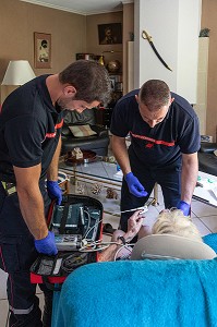 PRISE EN CHARGE D'UNE VIEILLE DAME A DOMICILE, SAPEURS-POMPIERS DU CENTRE D'INTERVENTION ET DE SECOURS DE ROANNE, LOIRE, FRANCE 