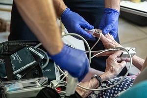 PRISE EN CHARGE D'UNE VIEILLE DAME A DOMICILE, SAPEURS-POMPIERS DU CENTRE D'INTERVENTION ET DE SECOURS DE ROANNE, LOIRE, FRANCE 